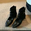 Outono 2026 Novo Retro Bico Quadrado Botas de Cano Curto Marrons Femininas Versáteis Aumento Interno Vazadas Botas para Calça Botas Emagrecedoras