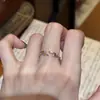 Brinco de Espiga de Trigo Exquisito Colorido com Zircônia Super Brilhante para Mulheres Design de Nicho de Luxo Leve Anel Aberto Fashionável Banda Item Quente de 2026