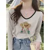 Camiseta estilosa y única de cuello en V con bloques de color y manga larga para mujer, con un estampado floral en gris claro, perfecta como capa interior o top básico de estilo coreano para otoño