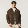 Jaqueta casual retrô estilo americano para homens, apresentando um design único, lapela simples, funcionalidade inspirada em roupas de trabalho e um visual versátil e moderno.