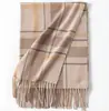 Bufanda a cuadros personalizada para mujer, estilo británico, tacto de alta gama para invierno, estilo universitario, engrosada para otoño e invierno, versátil y elegante