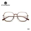 Mukoo Eyewear ofrece cientos de armazones de anteojos versátiles que pueden marcar la diferencia en tu estilo.. Gafas sencillas de montura grande que hacen que tu rostro se vea más pequeño