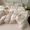Juego de ropa de cama de cuatro piezas estilo coreano con estampado floral pequeño de terciopelo de leche, con ribete de encaje, cálido forro polar de coral y sábanas y faldón de cama de franela gruesa para otoño e invierno