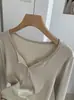 KEKEZOON Camiseta de manga larga ajustada de color liso con cuello en V y media botonadura para mujer 8528