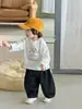 Novos Estilos de Outono para Bebês 2026 Cardigã de Tricô Infantil Estilo Coreano Roupa Infantil Conjunto de Camiseta de Manga Longa Jeans para Meninos