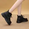 Botas Martin Femininas Estilo Novo Inverno 2026 Aumento de Altura Solado Grosso Antiderrapante Botas de Couro Botas Curtas para Mãe Botas de Algodão Quentes com Pelúcia para Mulheres