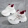 Tênis Chunky Pai Sapatos Femininos 2026 Primavera/Outono Novo Retro Malha Respirável Aumentador de Altura Sapatos Brancos Casuais Esportivos Femininos