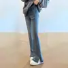 Calça Jeans Bootcut Azul Claro Rasgada para Mulheres Outono e Inverno 2025 Novo Tamanho Grande para Gordinhas Cintura Alta Elástica Flare Rasgada que Arrasa no Chão
