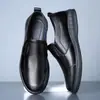 Zapatos de hombre de cuero, informales, combinables, de verano, transpirables, antideslizantes, de suela suave, para mediana edad, de PU, cómodos y de negocios.