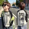 Camiseta de manga larga para niño de algodón puro con bloques de color, capa base para primavera/otoño, nuevo top raglán estampado elegante y versátil para niños