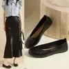 Couro macio, sola macia, boca rasa, mocassins de sola reta para mulheres, novos sapatos casuais versáteis estilo coreano para outono de 2006