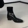 Botas Curtas Chuyuji Estilo Francês Bico Quadrado Salto Baixo Europeias e Americanas Salto Grosso com Zíper nas Costas, Novas Botas Curtas Versáteis da Moda Outono