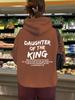 Sudadera con capucha y manga larga con forro polar, estampado "HIJA DEL REY" y bolsillo tipo canguro. Otoño/Invierno.
