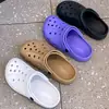Novas sandálias perfuradas respiráveis de verão 2026, de salto baixo, adequadas para uso ao ar livre, com um design fofo de desenho animado e disponíveis como conjunto para casais com estilo de bico fechado