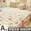 Falda de Cama Acolchada de Vellón de Leche Invernal Cubrecama Engrosado Juego de Tres Piezas de Vellón de Coral Cálido Protector de Colchón Antideslizante