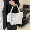 Bolso de mujer portátil de gran capacidad casual para ir al trabajo de otoño e invierno 2024 nueva moda plisado acolchado de algodón bolso de hombro