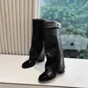 Botas de Cavaleiro de Couro Macio Color Block de Salto Alto Tendência Outono 2026 para Mulheres com Salto Grosso e Bico Redondo, Sapatos de Moda Abaixo do Joelho