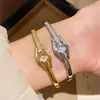 Pulseira de Ouro Real 18K Banhada com Zircônia Cruz Ferradura Fecho Corrente de Mão de Luxo Leve Alta Qualidade Fashion Joia de Mão Simples para Mulheres
