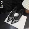 Sapatos de Salto Aumentador 5cm com Strass, Bico Fino, Corte Lateral para Mulheres, Sandálias Slip-On Retro Nova Coleção Verão 2025 com Salto Escondido