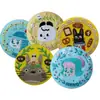 Insignia de Hojalata Bordada Personalizada de Animación de Dibujos Animados Insignia de Etiqueta Tejida Insignia Redonda de Hojalata para Regalo