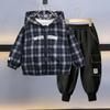 Conjunto Infantil 2026 Novo Estilo Unissex Jaqueta com Capuz Xadrez e Calça Preta Outono Versátil Moda Tendência Conjunto de Duas Peças
