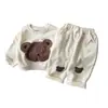 Conjunto infantil estilo coreano para primavera e outono, nova blusa de moletom bordada com urso de desenho animado para meninos e meninas, conjunto casual de duas peças listrado para bebês