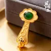 Colgante Ruyi Dorado Estilo Chino Tradicional Incrustado con Ágata Roja, Calcedonia Verde y Monedas de Cobre, Collar Ruyi Auspicioso, Colgante Vintage para Mujer