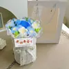 Presente do Dia do Professor para professores: pequeno buquê perfumado de tricô, flores de pompom de fio feitas à mão, presente de aniversário para a mãe