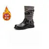 Botas de moda estilo vintage, com acabamento desgastado, para mulheres, coleção outono/inverno 2026, apresentando um acabamento com lavagem de cor, saltos grossos, solas espessas, um detalhe de fivela de cinto e um design franzido na altura da panturrilha.