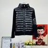 Chaqueta de plumas acolchada de punto patchwork con capucha estilo Moncler de comercio exterior Otoño/Invierno 2026 para hombre y mujer, abrigo de plumas corto ligero y cálido