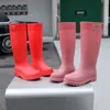 Botas de chuva confortáveis, de corte baixo e impermeáveis, botas de cano alto com sola grossa para uso ao ar livre, botas femininas forradas com fleece, botas de chuva duráveis e antiderrapantes