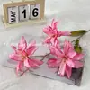 Nueva simulación de flores de 3 cabezas, pequeño lirio, fondo de auditorio de boda, mesa de hotel suave, flores falsas colocadas