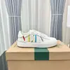 Nuevos Zapatos Deportivos Blancos Versátiles de Estilo Europeo de Primavera Zapatos Blancos Casuales de Lujo con Tachuelas Unisex de Caña Baja Zapatos Transfronterizos