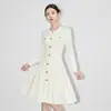 2430501- Vestido de punto de celebridad Xiaoxiang Petite Ajustado Capa base Versátil Falda corta plisada para mujer