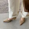 Otoño 2026 Nuevos Zapatos de Tacón Alto de Aguja con Cuello en V Estilo Abuela Tendencia de Moda Europea y Americana Tacones Altos Tacón Medio Cómodos Zapatos de Piel de Oveja Individuales