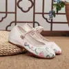Grulla Blanca de Almohada 2026 Modelo Nuevo Tacón de Cuña Estilo Floral Étnico Zapatos de Baile Bordados con Aumento Interno de Altura para Madres y Mujeres