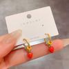 Pendientes de mujer estilo nacional de Año Nuevo con hebilla de oreja de fresa y esmalte rojo festivo, nuevos pendientes rojos de red de marea 2025