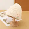 Sombrero de Lana con Etiqueta de Conejo Otoño e Invierno Coreano para Mujer Aterciopelado Grueso Cálido Moda Tejido Frío Venta al por Mayor