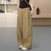 Pantalones de pierna ancha, de cintura alta, holgados, estilizados, versátiles, casuales, con diseño de pliegues laterales modernos, hechos a medida para mujer.