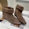 Botines cuadrados de tacón interior negro estilo europeo y americano para mujer, colección otoño 2026, botines cortos de moda con diseño vuelto, versátiles y adelgazantes