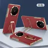 Adecuado para Huawei Mate XT2, este estuche para teléfono cuenta con una correa para la muñeca, un soporte, protección contra caídas, un elegante borde dorado y un diseño de doble eje con un solo soporte inferior.