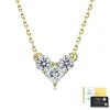 Colar de prata S925 com três pedras de moissanita para mulheres, apresentando um pingente triangular de corte brilhante, uma corrente leve e luxuosa em forma de V para a clavícula