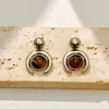 Pendientes color café Maillard nuevos y únicos con temperamento, pendientes de botón para mujer, sensación de alta gama, diseño de nicho, joyería de oreja de moda