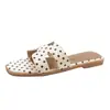 2026 Novo Estilo Sapatos de Praia Sandálias Birkenstock Retrô de Bolinhas em Formato H para Mulheres Uso Externo de Verão com Saias Sandálias de Uma Tira