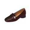 Mocasines retro para mujer, con tacón grueso, suela suave y un pequeño diseño de cuero. Esta es la colección de otoño de 2026, un zapato slip-on versátil de cuero suave con una abertura poco profunda.