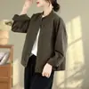 Foto real de la nueva chaqueta de trabajo corta de 2026, con cuello mao y corte holgado, para mujeres petite