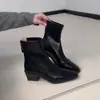 Primeiro Encontro com as Botas Femininas de Moda Estilo Britânico, Bico Quadrado, Pequenas, com Zíper Atrás e Salto Baixo Robusto para o Dia a Dia e Uso Versátil