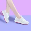 Zapatos de Mujer de Moda Caliente para Primavera y Otoño Estilo Coreano Versátiles Zapatos Blancos Suela Gruesa Adelgazantes Deportivos Casuales Zapatos de Mujer Superficie de Malla Transpirable