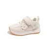 Zapatos para bebé 2026 primavera y otoño nuevos zapatos deportivos para niños zapatos casuales resistentes al desgaste versátiles para niñas con velcro zapatos para caminar