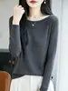 Suéter feminino de lã fina, ombro a ombro, manga longa, design suave de um ombro só, com detalhes em crochê vazado, efeito emagrecedor, top de malha de manga longa
